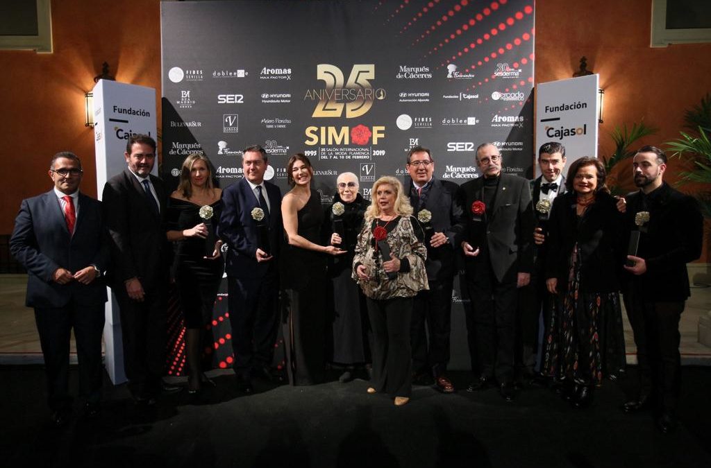 Foto de familia con organizadores y galardonados en la Gala 25 aniversario de SIMOF desde la Fundación Cajasol