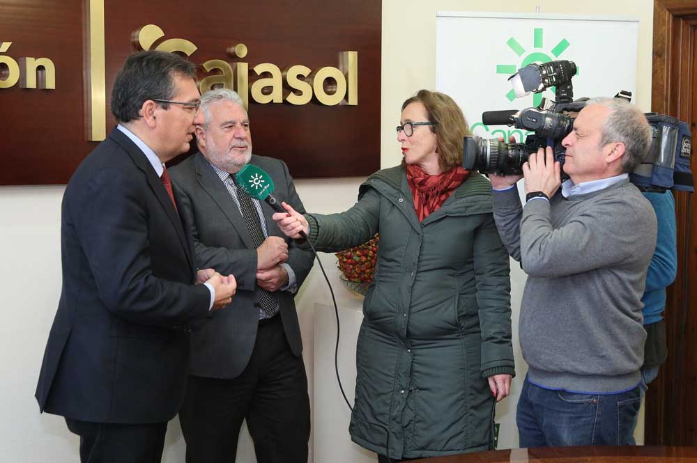 Antonio Pulido y Joaquín Durán explicando los términos del acuerdo entre la Fundación Cajasol y Canal Sur