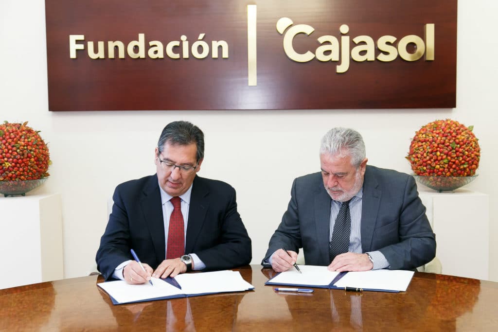 Momento de la firma del convenio entre la Fundación Cajasol y Canal Sur