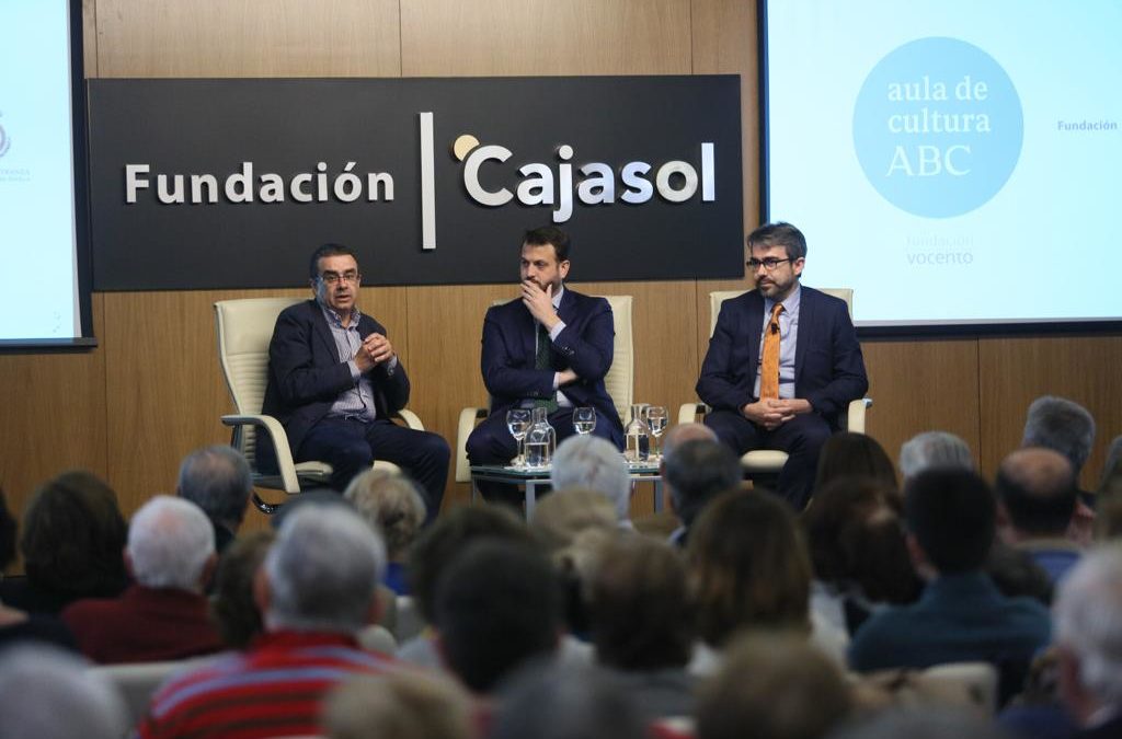 Francisco Robles, Juan Fernández y Jesús García, en el Aula de Cultura de ABC de Sevilla