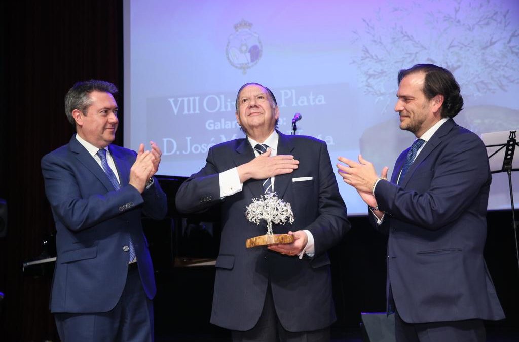 Entrega del VIII Olivo de Plato de la Hermandad de la Redención a José Moreno Vega en la Fundación Cajasol