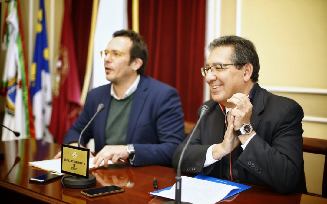 José María González, alcalde de Cádiz, y Antonio Pulido, presidente de la Fundación Cajasol, explicando a los medios los detalles del convenio firmado para el Carnaval de Cádiz 2019