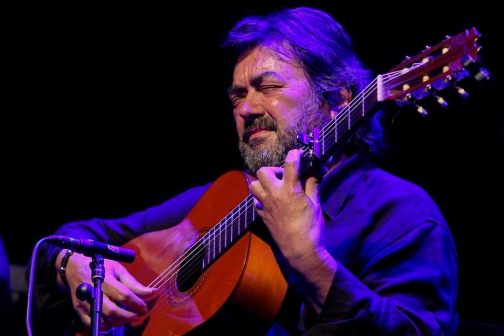 Ricardo Miño con la guitarra en los Jueves Flamencos de la Fundación Cajasol en Sevilla