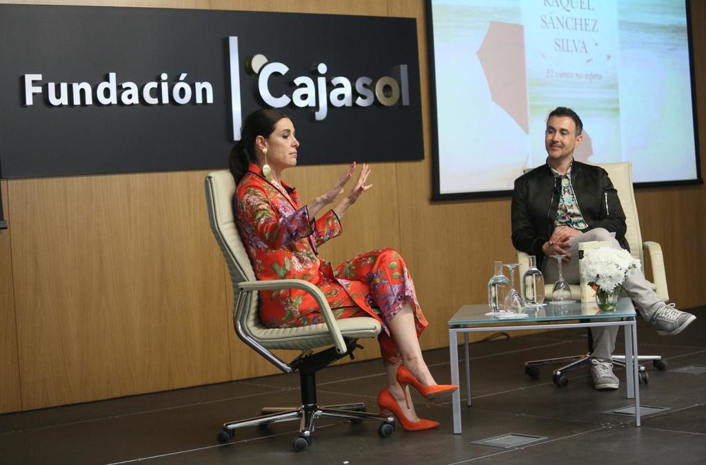 Raquel Sánchez Silva explicando los detalles de su obra 'El viento no espera' en la Fundación Cajasol