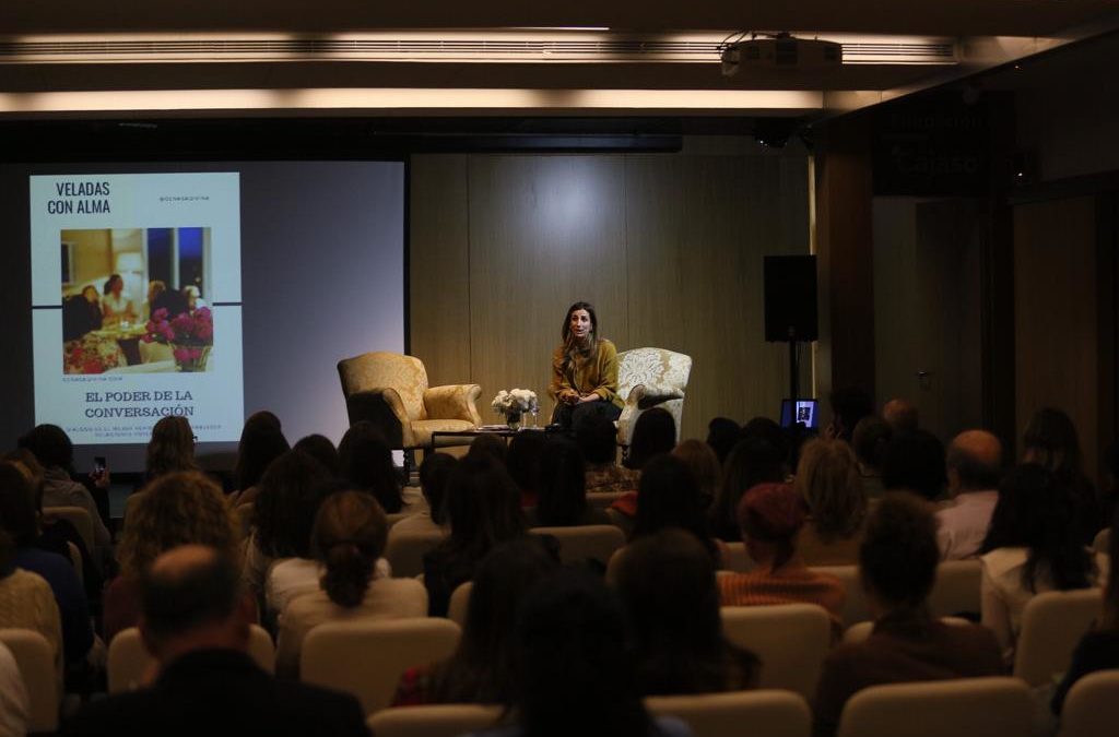 Silvia Moreno, dirigiéndose al público de Fundación Cajasol en Redes