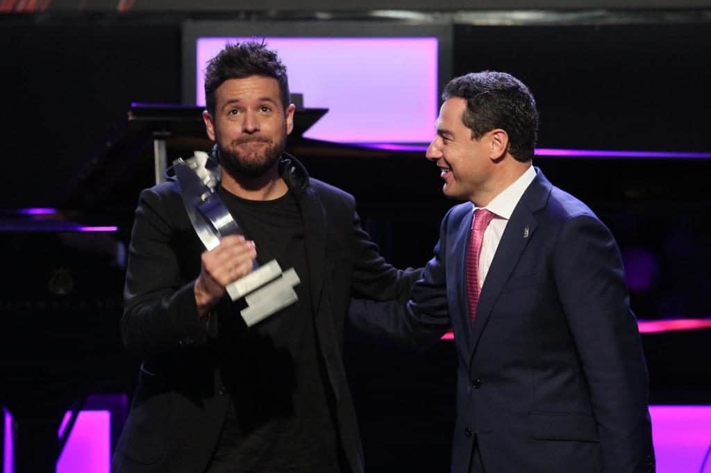 Pablo López recibe el Premios Canal Fiesta Radio de los XX Premios El Público en la Fundación Cajasol