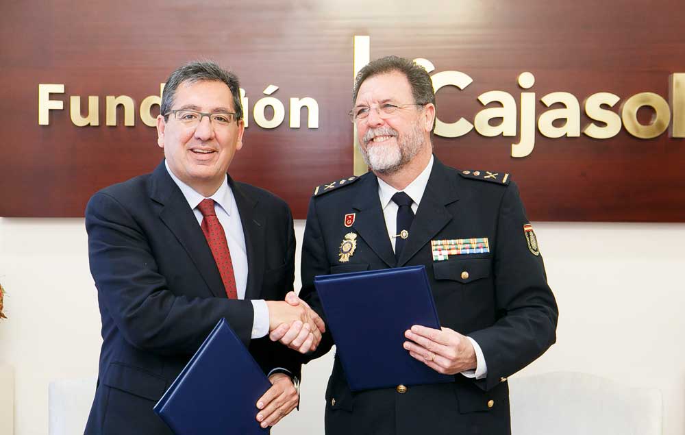 Antonio Pulido, presidente de la Fundación Cajasol, y José Antonio Pérez, jefe superior de Policía de Andalucía