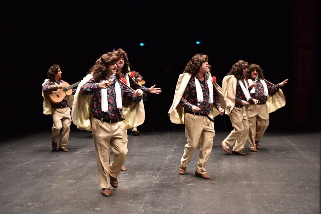 Chirigota 'Los quemasangre', liderada por El Selu, en el Teatro Villamarta de Jerez