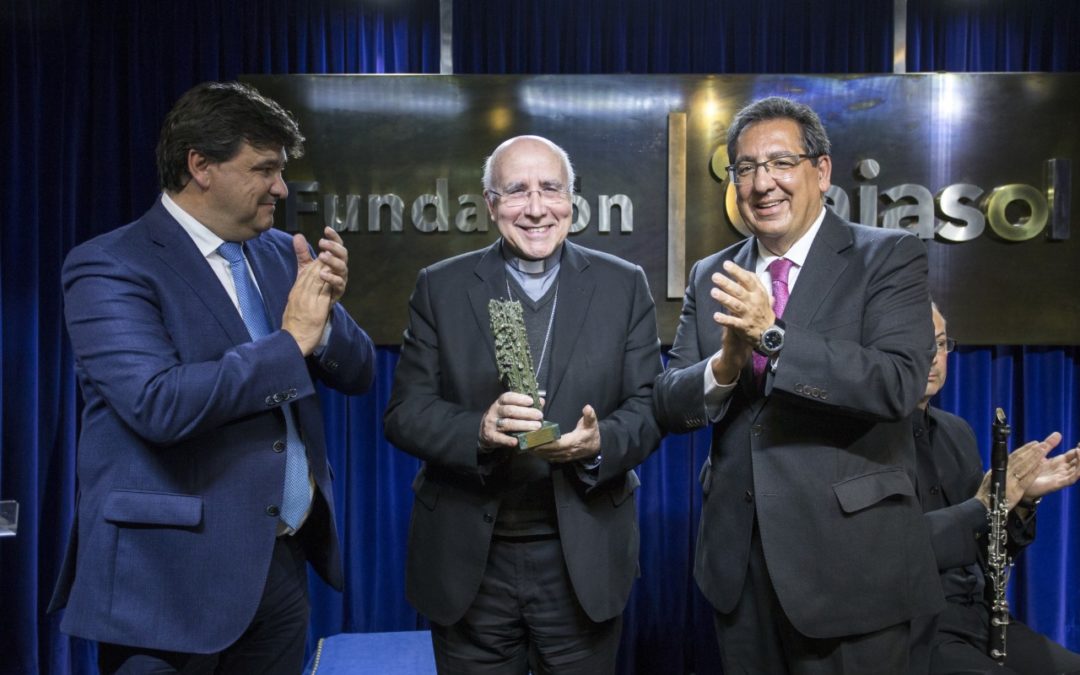 Gabriel Cruz, José Vilaplana y Antonio Pulido, en la entrega del I Premio Gota a Gota de la Fundación Cajasol en Huelva