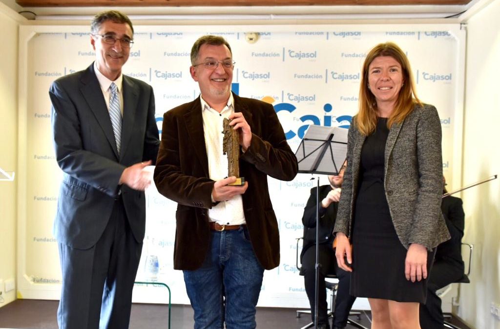 La Fundación Cajasol entrega su II Premio Gota a Gota de Pasión en Cádiz al imaginero Luis Enrique González Rey