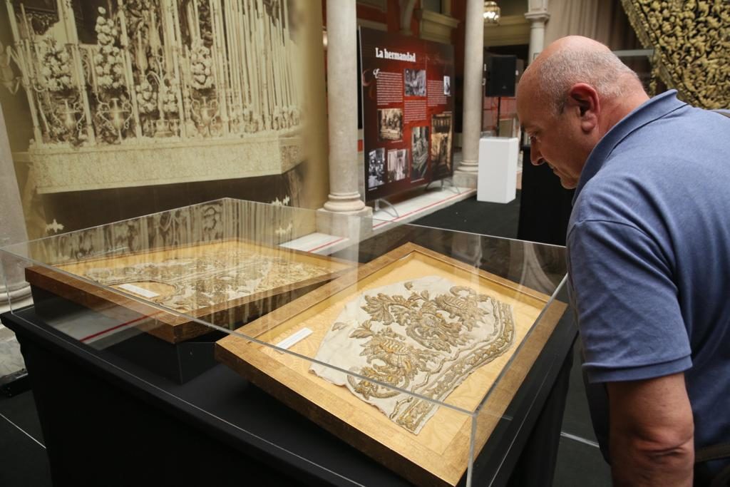 Exposición sobre 'Amarguras' en el patio de la Fundación Cajasol en Sevilla