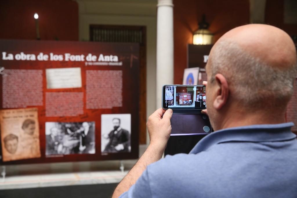 Exposición sobre 'Amarguras' en el patio de la Fundación Cajasol en Sevilla