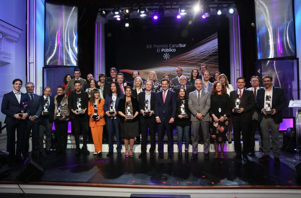 Foto de familia con los galardonados en los XX Premios El Público de Canal Sur