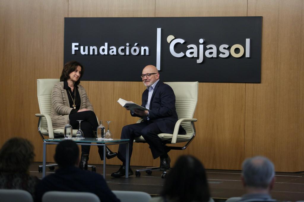 Jesús Vigorra junto a la escritora Paloma Sánchez-Garnica en la sede de la Fundación Cajasol en Sevilla
