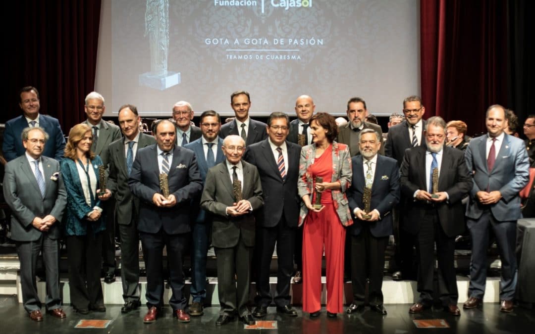 Foto de familia de los Premios Gota a Gota de Pasión 2019 de la Fundación Cajasol en Sevilla