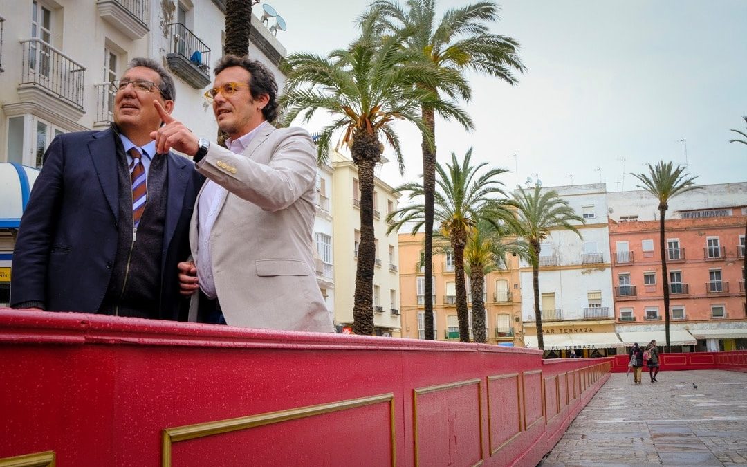 La Fundación Cajasol posibilita la instalación de los palcos en la plaza de San Juan de Dios y la restauración de las campanas de La Palma en Cádiz