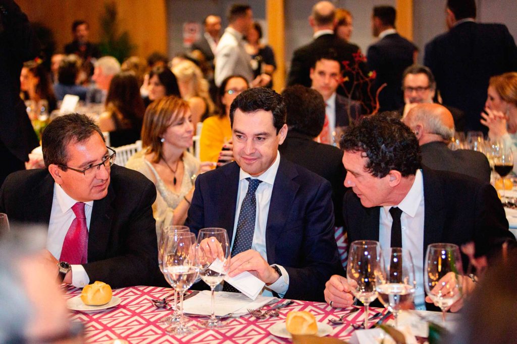 Antonio Pulido y Antonio Banderas dialogando en la Gala Solidaria 2019 de la Fundación Lágrimas y Favores en Málaga