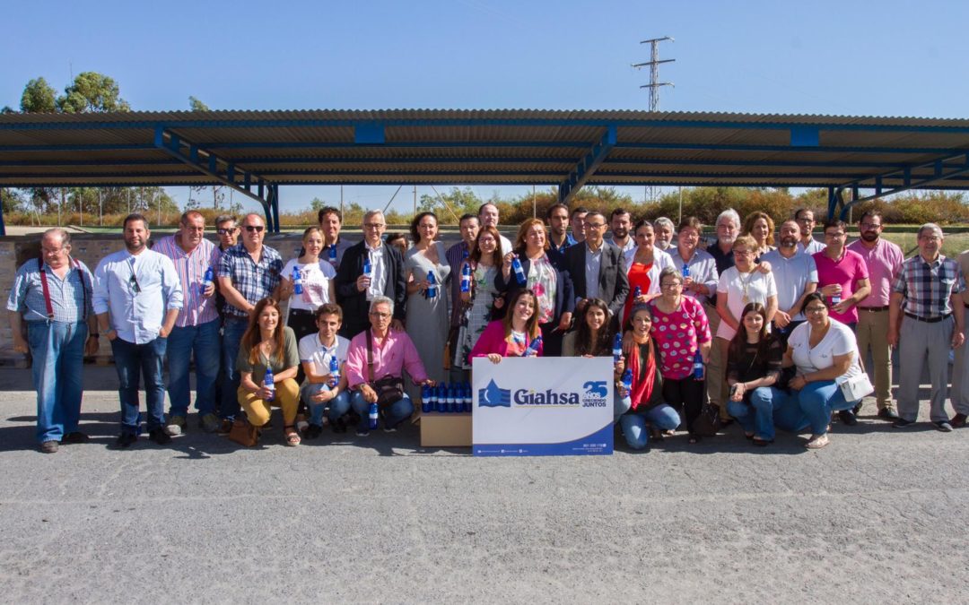 Entrega de botellas en 'Agua del Camino' 2019 en Huelva