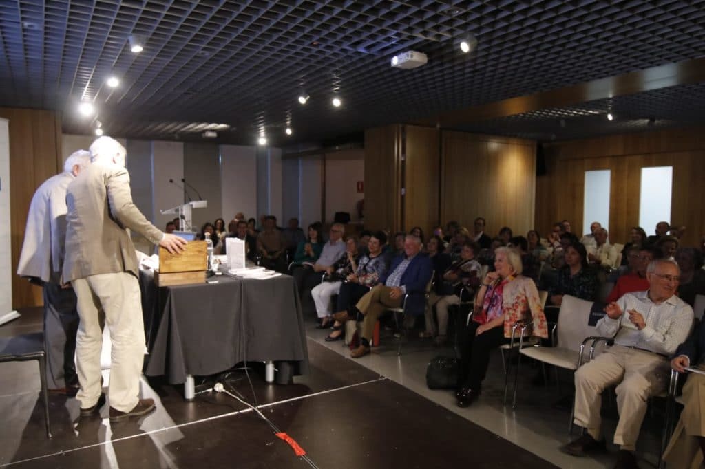 Presentación del libro 'Las Cruces de Mayo. Entre flores y copas' en Córdoba