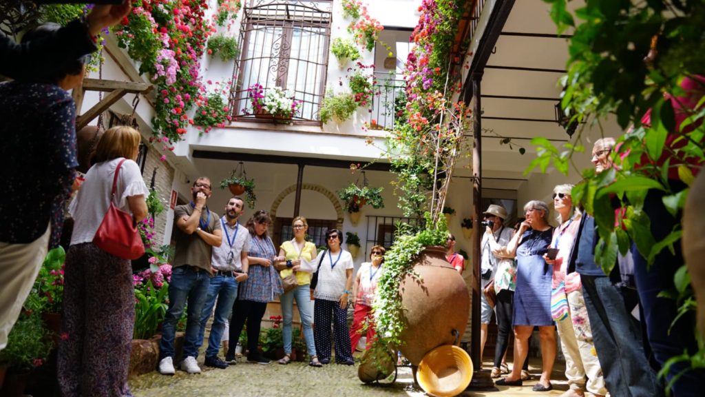 Un momento de la visita a uno de los patios en la zona de San Basilio