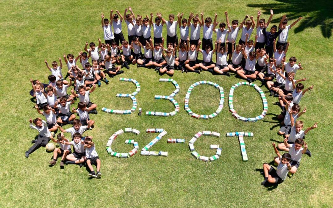 Alumnos de los colegios Grazalema y Guadalete posan con parte de los litros de leche conseguidos para Andaluces Compartiendo