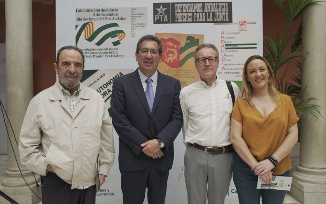 Inauguración de la exposición 'Los carteles del cambio' en la sede de la Fundación Cajasol en Sevilla