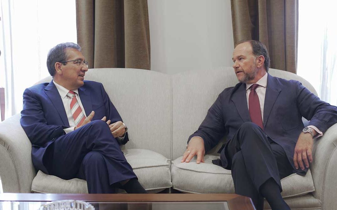 El presidente de la Fundación Cajasol, Antonio Pulido, y el presidente de la Federación Onubense de Empresarios, José Luis García-Palacios