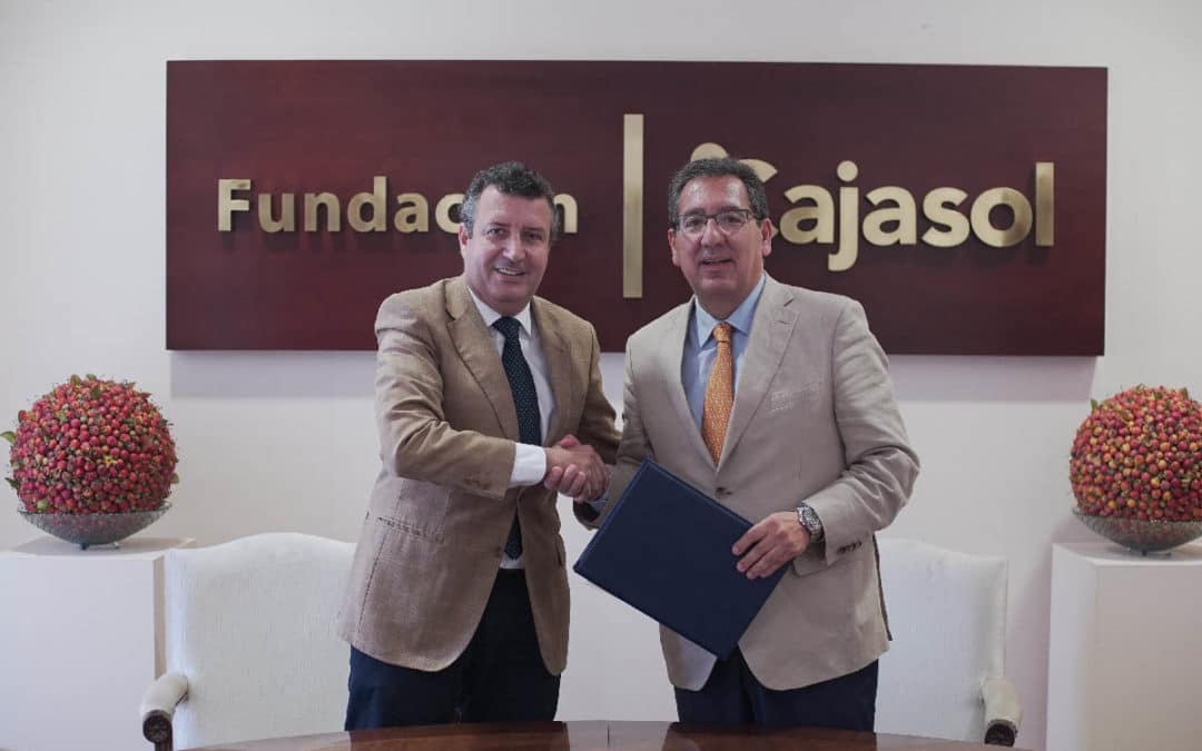 El alcalde del Ayuntamiento de La Rinconada, Javier Fernández, y el presidente de la Fundación Cajasol, Antonio Pulido