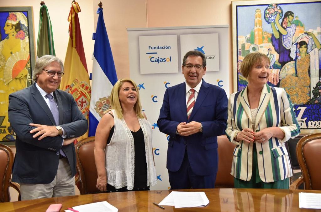 Paco Cama, Mamen Sánchez, Antonio Pulido y María Jesús Catalá, sellando acuerdo para la programación del Teatro Villamarta de Jerez