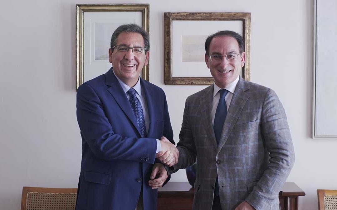 Antonio Pulido, presidente de la Fundacion Cajasol, y Javier González, presidente de la CEA