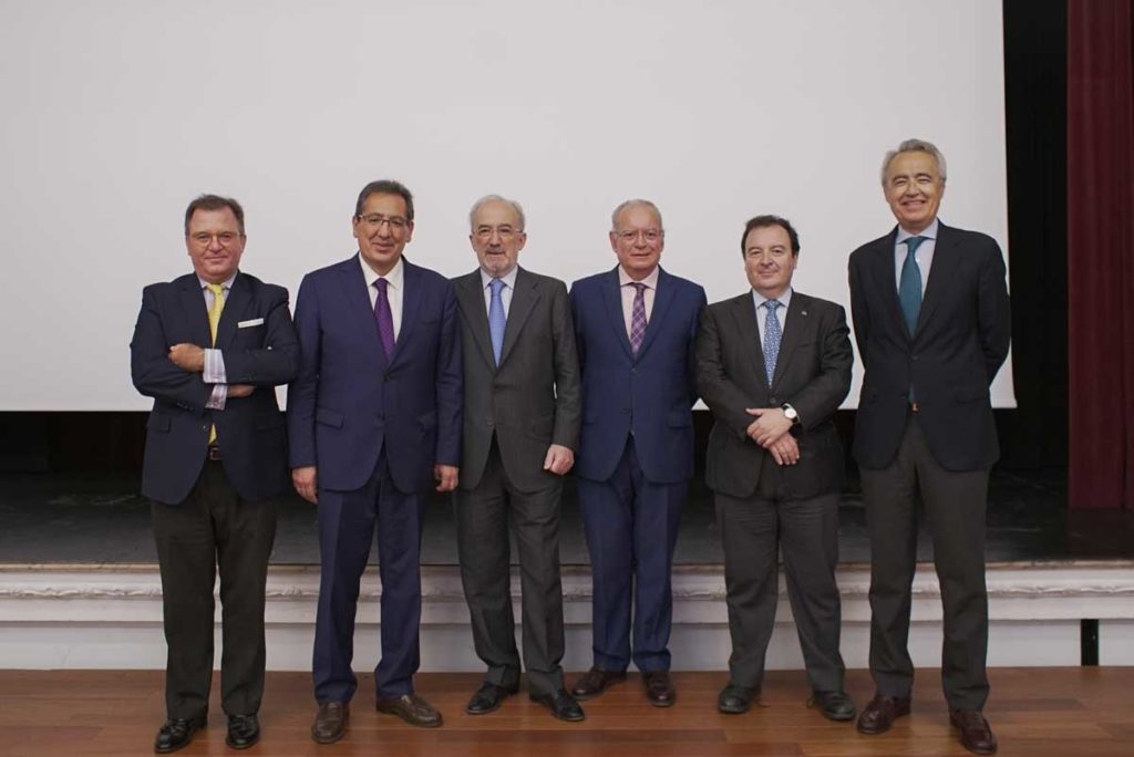 Foto de grupo en la entrega del XI Premio Jurídico ABC-Cajasol a Santiago Muñoz Machado en la Fundación Cajasol