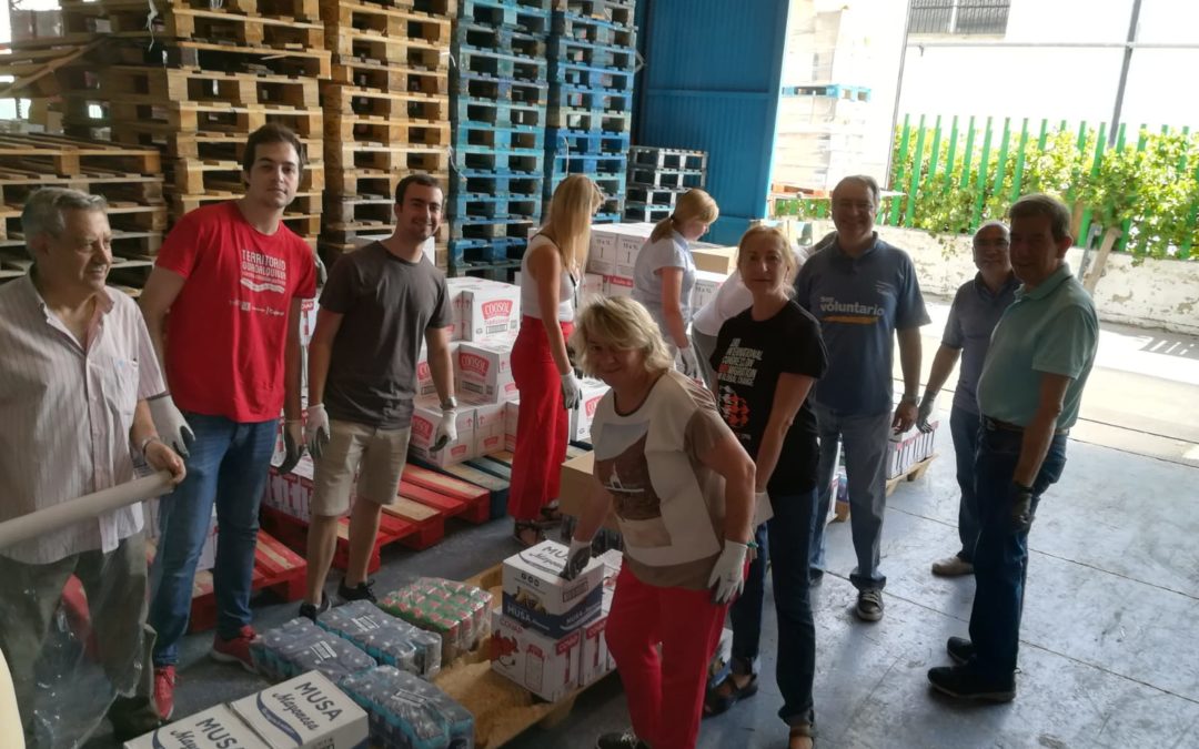 Voluntarios de la Fundación Cajasol preparan alimentos para Entidades Sociales en Andalucía