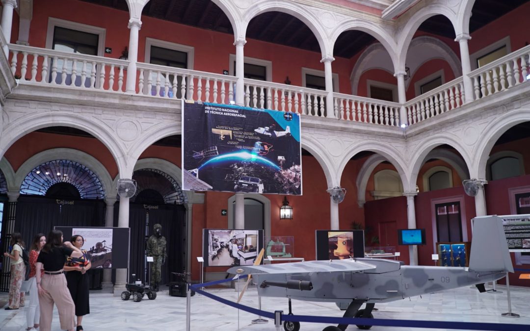 Exposición 'Casi un siglo mirando al espacio' en el patio de la Fundación Cajasol en Sevilla