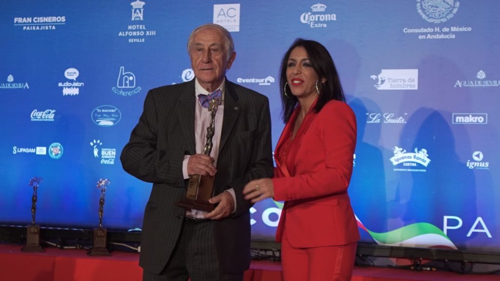 Entrega del Premio Ciudad de Sevilla a Inocencio Arias en el Festival de las Naciones de Sevilla
