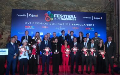 Foto de familia de los XVI Premios Solidarios Festival de las Naciones de Sevilla