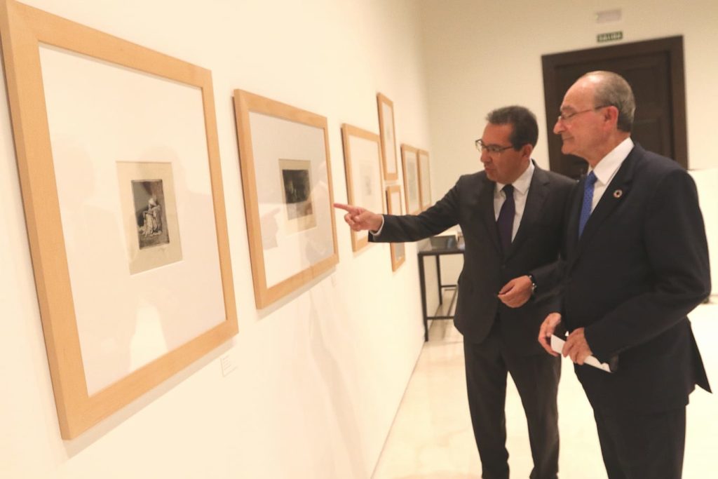 Antonio Pulido, presidente de la Fundación Cajasol, y Paco de la Torre, alcalde de Málaga, comentan una de las obras de la exposición 'Fortuny grabador' en el Museo Thyssen Málaga