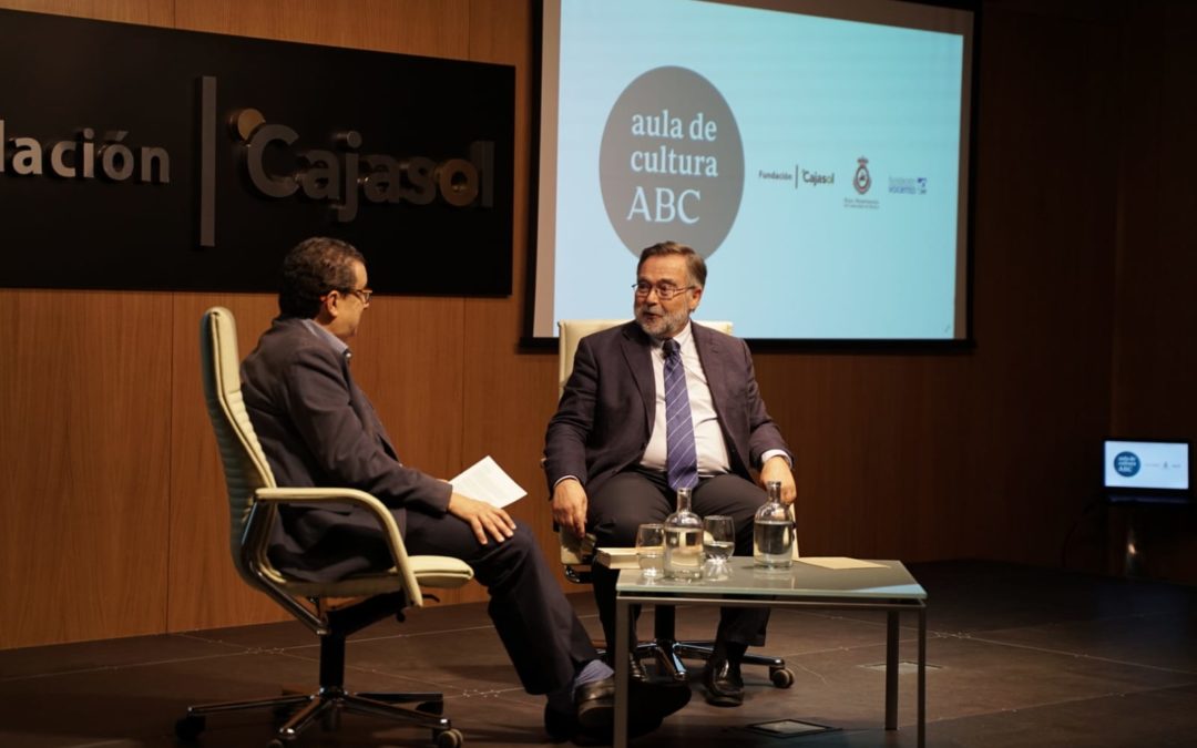 José Calvo Poyato conversa con Paco Robles en el Aula de Cultura de ABC de Sevilla
