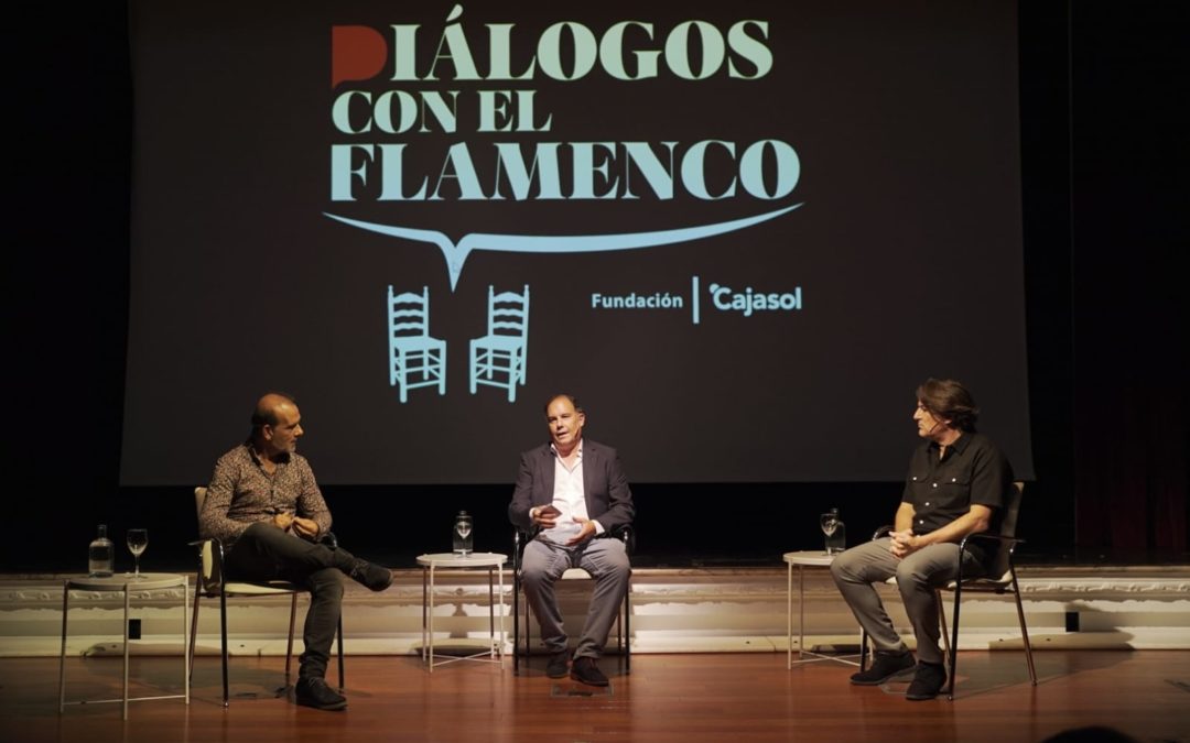 Dorantes y Juan Carmona, durante su conversación moderada por José María Castaño en la Fundación Cajasol