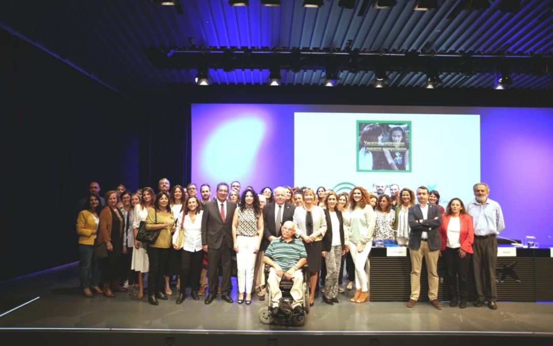 Foto de familia con las asociaciones que han recibido ayudas del programa Iniciativas Sociales 2019 en Andalucía Occidental
