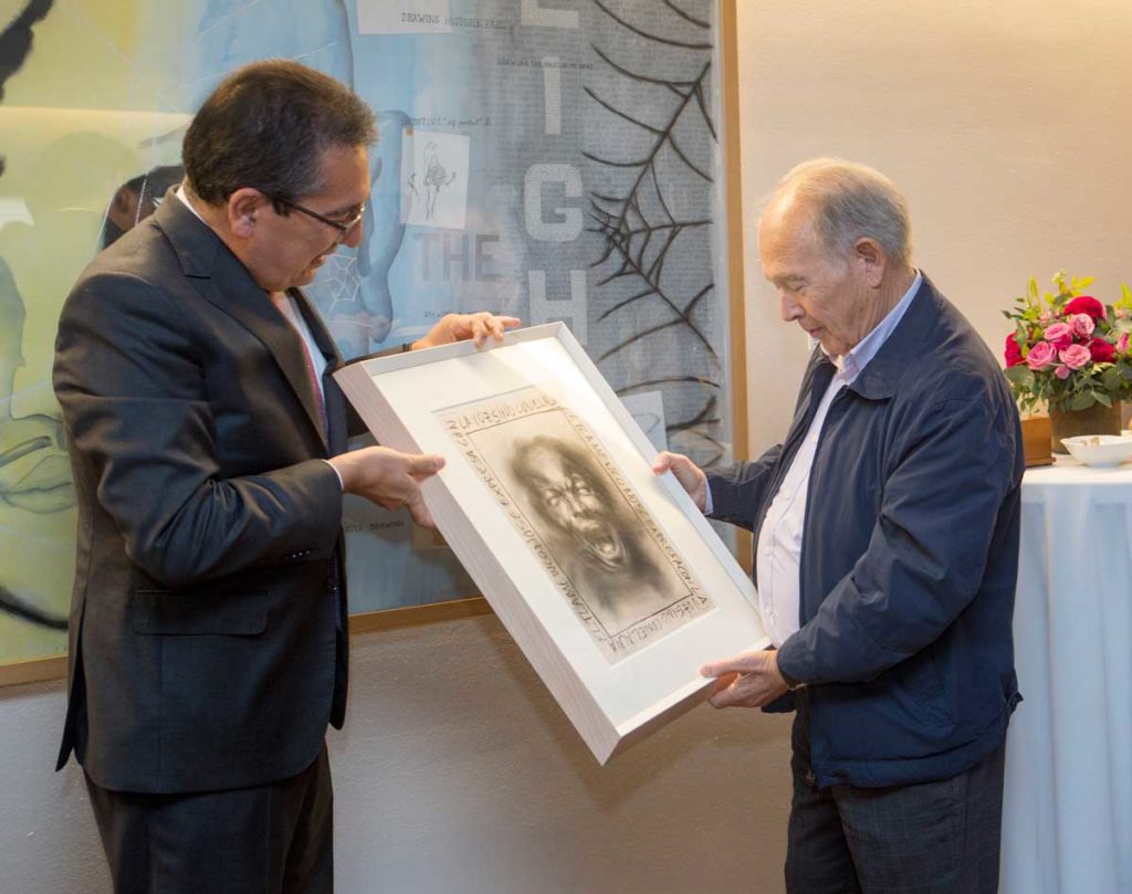 Antonio Pulido entrega un recuerdo a Manuel Herrera como homenaje tras coordinar más de 20 años el ciclo los Jueves Flamencos en Sevilla