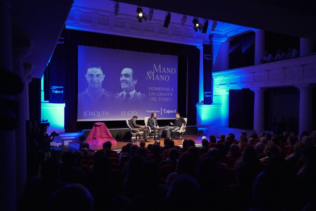 Sala llena para presenciar el Mano a Mano entre El Cid y Joaquín en la Fundación Cajasol