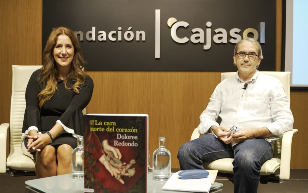 Dolores Redondo presenta 'La cara nortel del corazón' en la Fundación Cajasol
