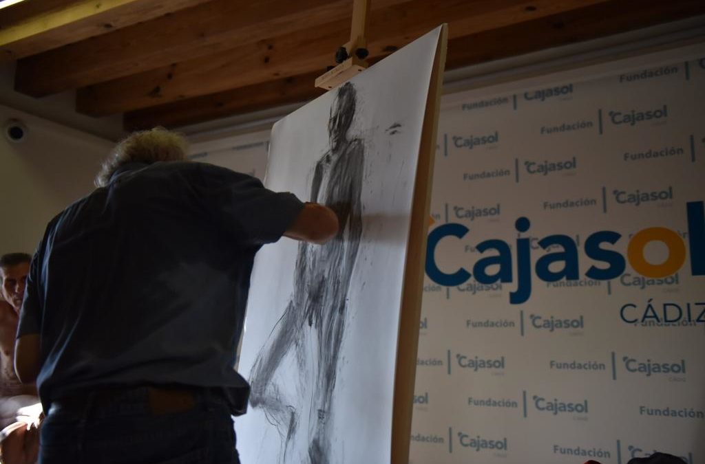 Antonio Agudo realizando los últimos trazos del modelo en el taller de dibujo al natural en Cádiz