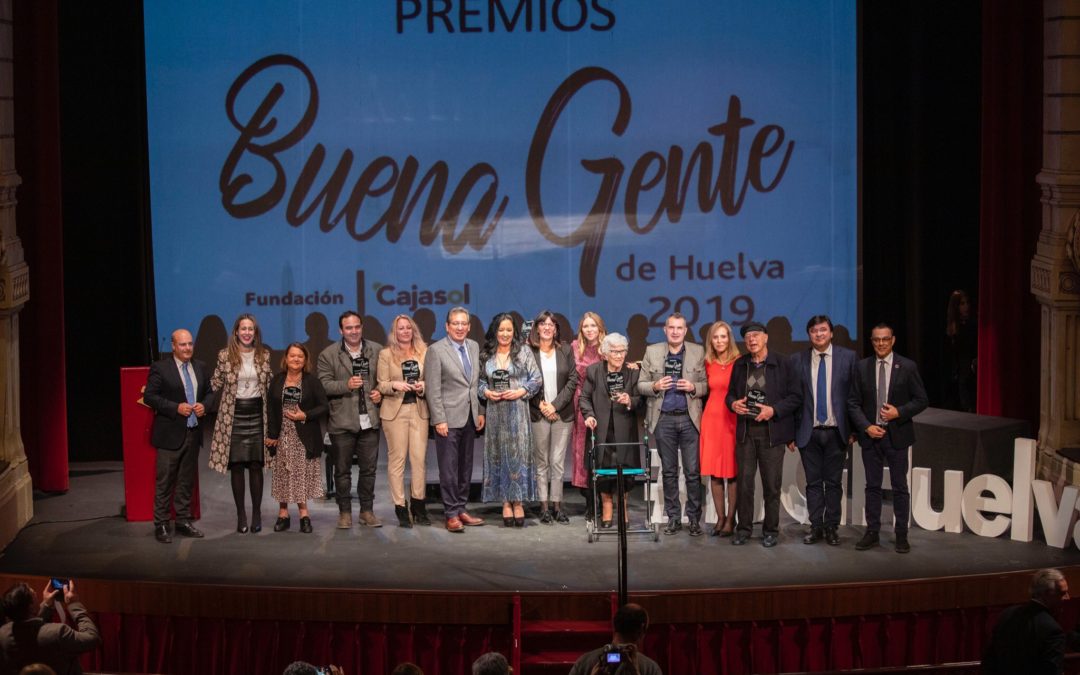 Foto de familia con los galardonados en los II Premios Buena Gente de Huelva