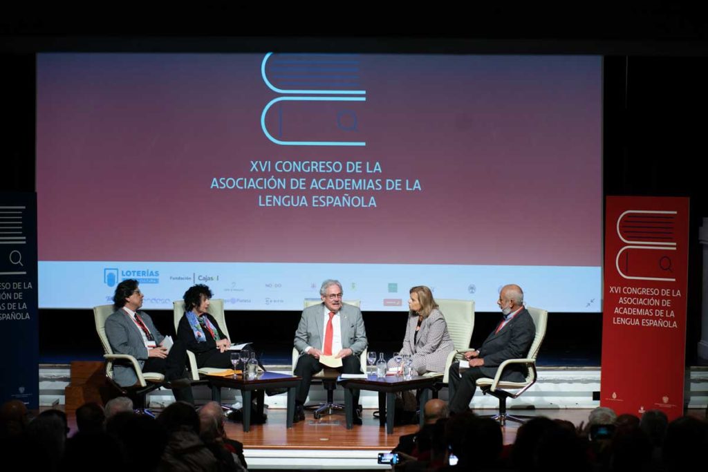 Conferencia '¿Existe una literatura panhispánica? Distancias geográficas y cercanías lingüísticas'. Moderadora por Gonzalo Celorio con Fernando Iwasaki, Leonardo Padura, Carme Riera y Luisa Valenzuela