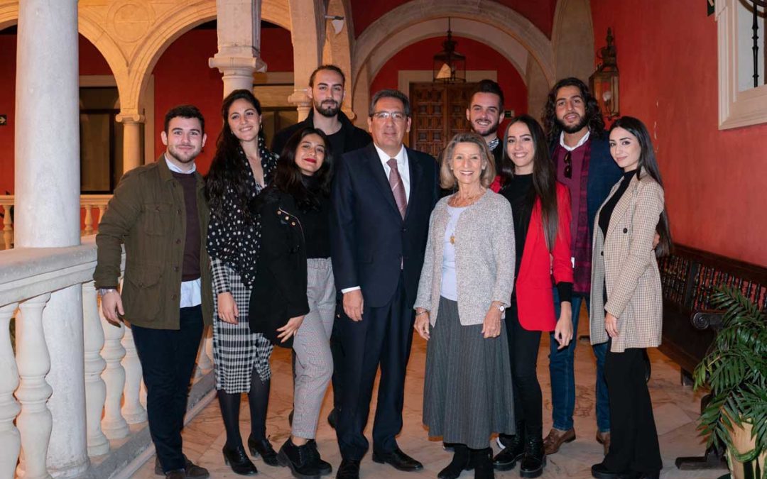 Antonio Pulido y Cristina Heeren junto a los becados en el programa de becas 'Jóvenes en Arte Flamenco Cajasol'