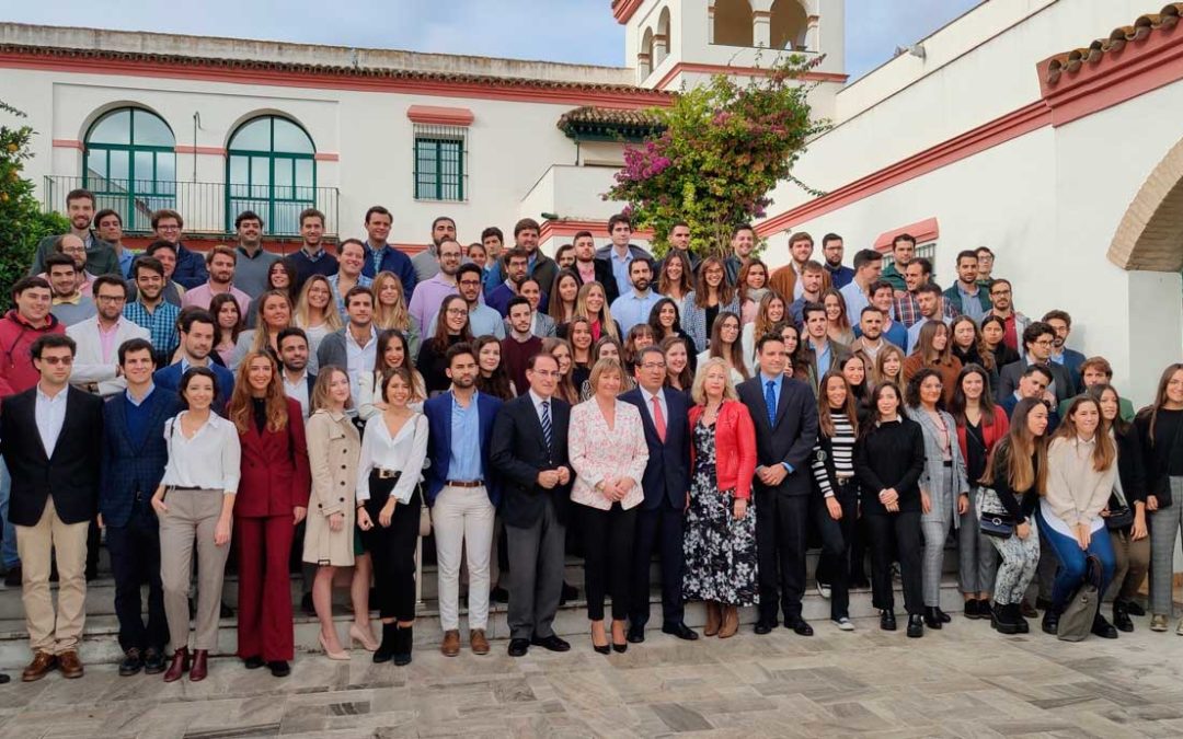 Foto de familia del inicio del curso 2019-2020 en el Instituto de Estudios Cajasol