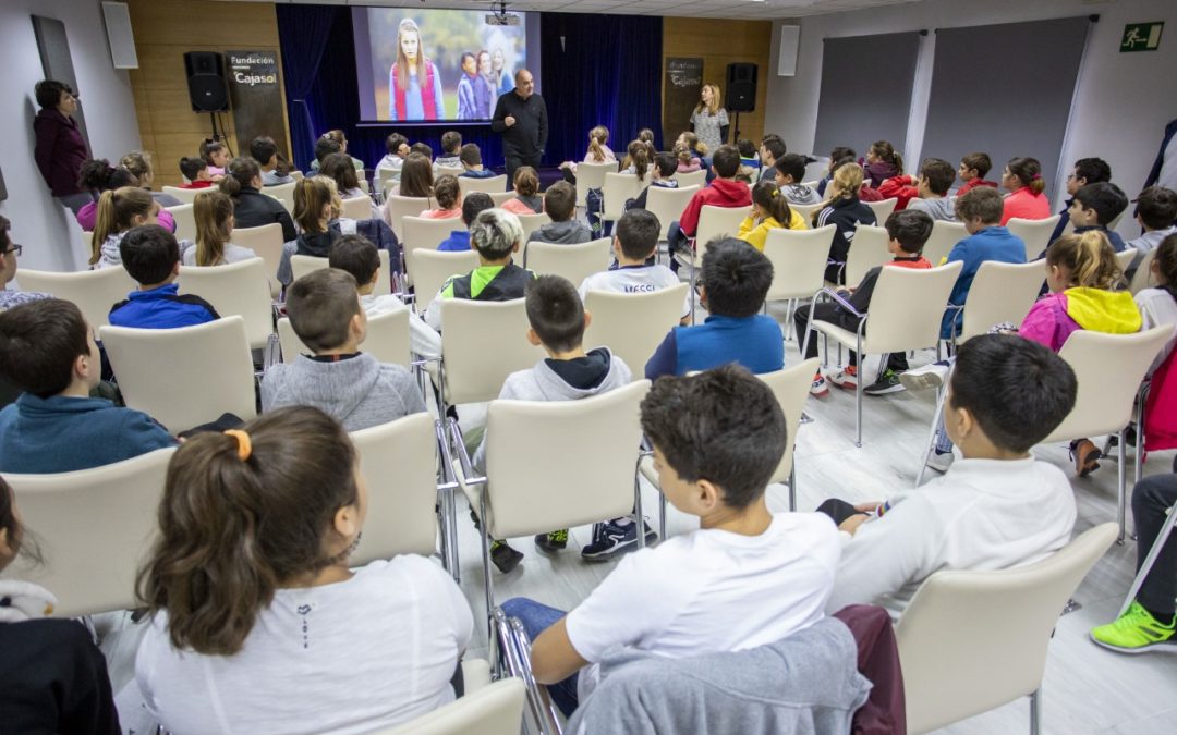 La Fundación Cajasol pone en marcha los talleres ‘Fake News: No te lo creas todo’ en Huelva