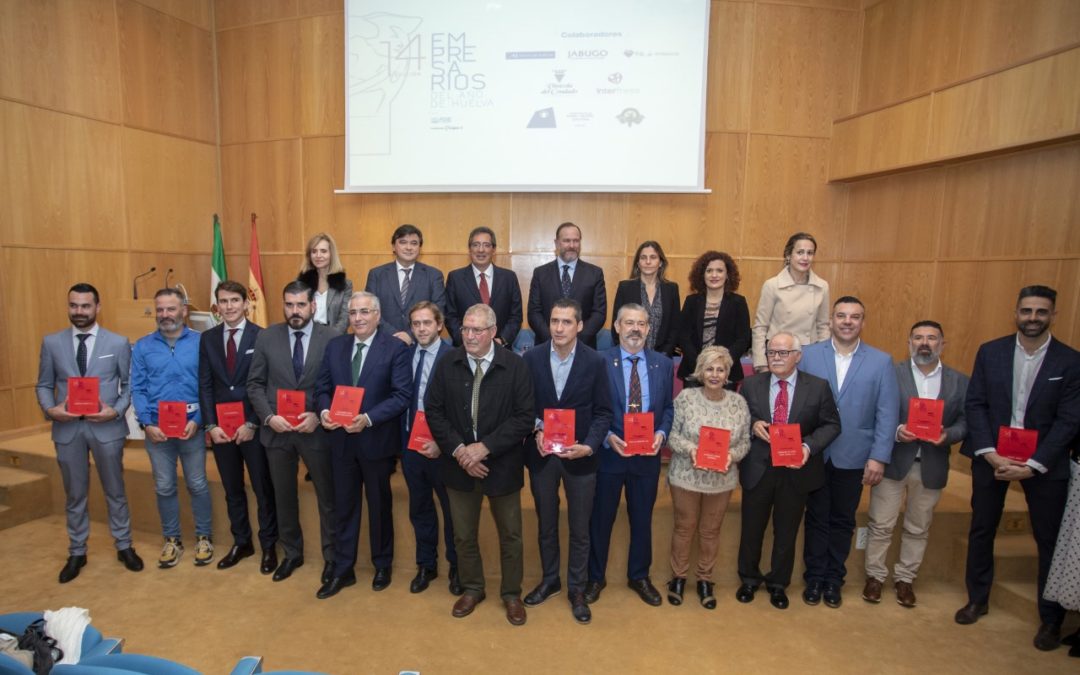 Foto de familia con los galardonados en los XIV Premios Empresarios del Año en Huelva