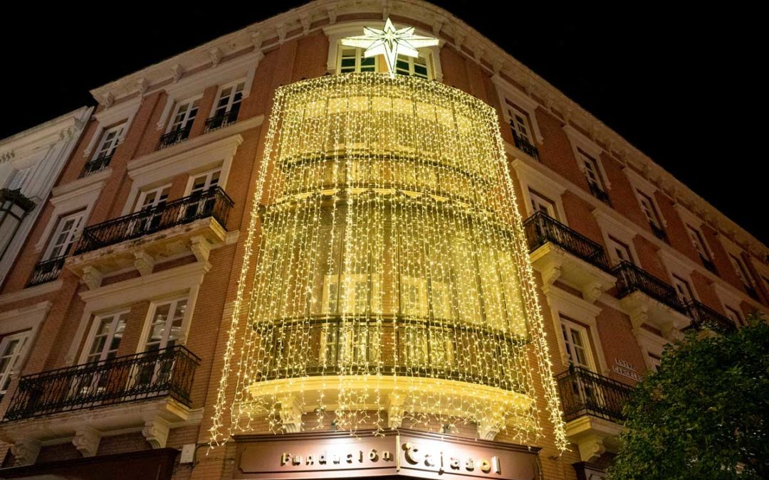 Acceso a la Gran Manzana de la Fundación Cajasol en Sevilla, con la recién estrenada Sala Velázquez